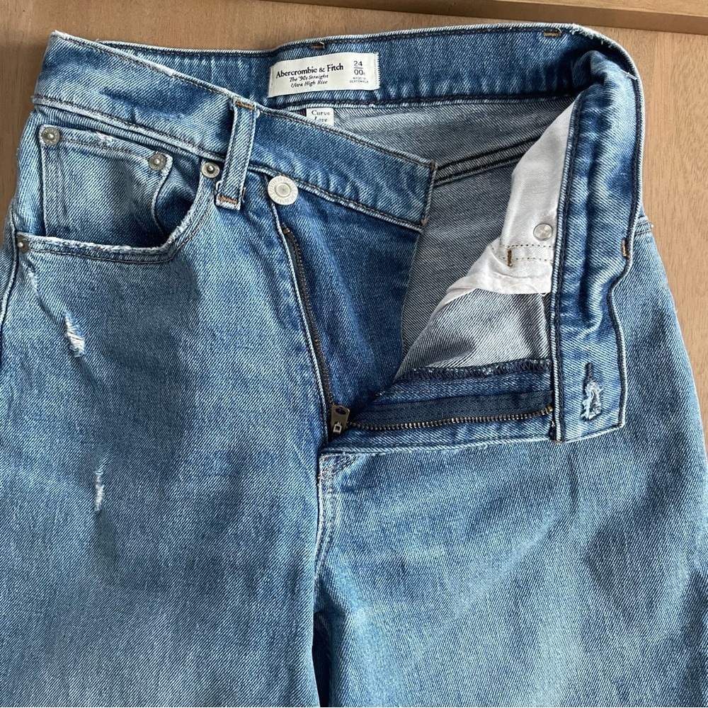 Abercrombie & Fitch Curve Love Criss Cross 90s Straight Ultra High Rise Jeans - Picture 5 of 11